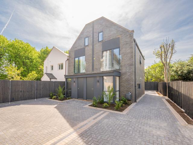 3 Bedrooms Mews for Rent in Victoria Road | Foxtons