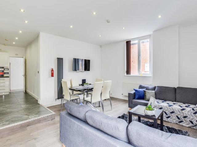 3 Bedrooms Available in Student Home