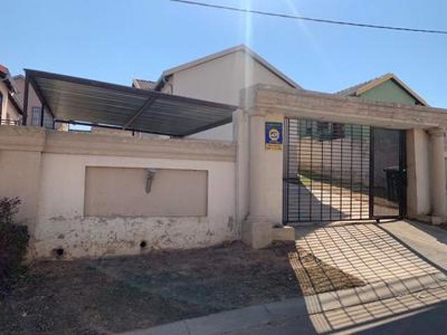 3 bedrooms alone standing family hom.