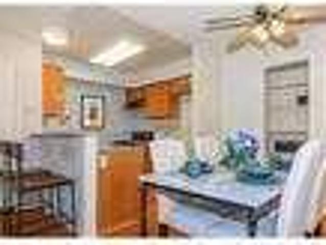 3 bedrooms Apartment located in beautiful, California. Parking Available!