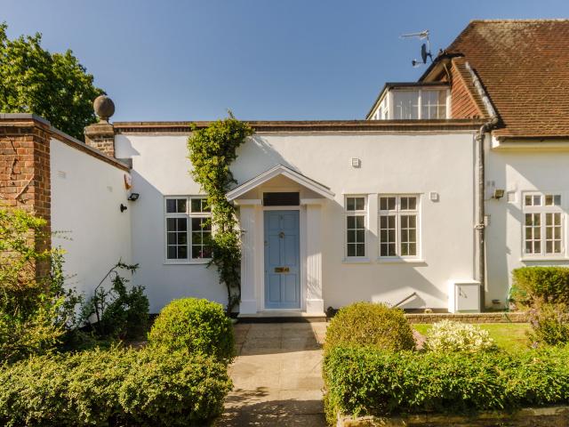 3 Bedrooms Bungalow for Rent in Kingston Hill | Foxtons