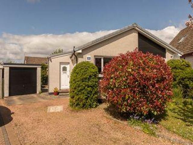 3 Bedrooms Bungalow for sale in Chestnut Place, Perth PH1