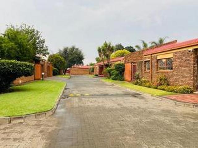 3 bedrooms duplex for rent on vander.