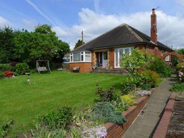 3 Bedrooms Detached bungalow for rent in Shill Bank Lane, Mirfield WF14
