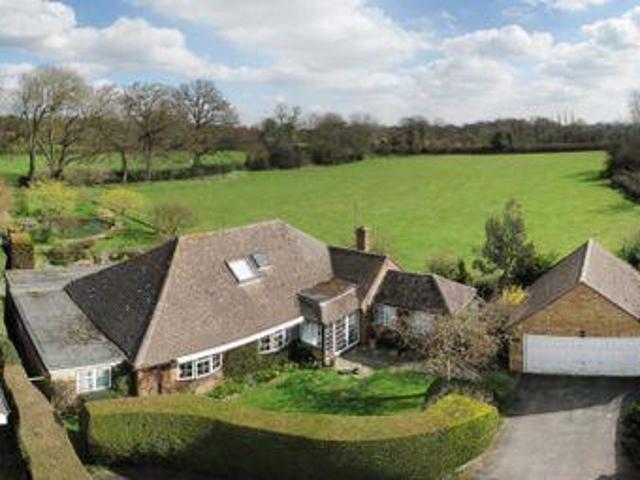 3 Bedrooms Detached bungalow for sale in Crocketts Lane, Lee Common, Great Missenden, Buckinghamshire HP16