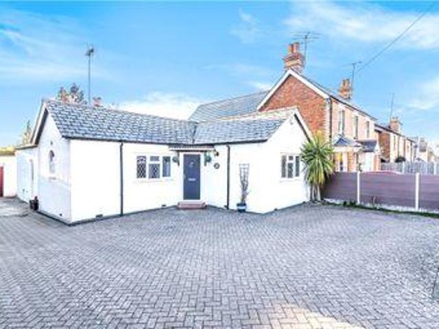 3 Bedrooms Detached bungalow for sale in Pinewood Avenue, Crowthorne, Berkshire RG45