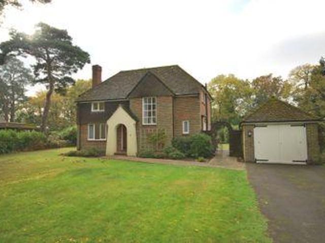 3 Bedrooms Detached house for rent in Birch Close, Wrecclesham, Farnham GU10