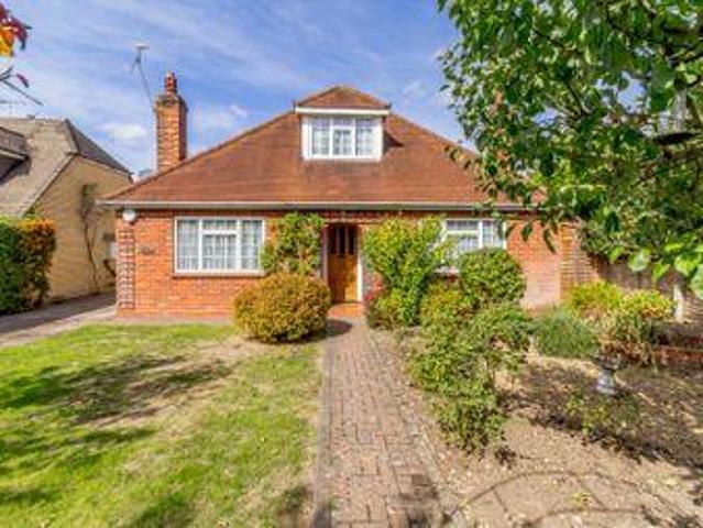 3 Bedrooms Detached house for sale in Alfred Road, Farnham GU9