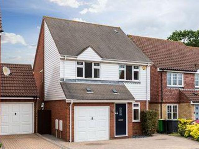 3 Bedrooms Detached house for sale in Falcon Close, Rayleigh, Essex SS6