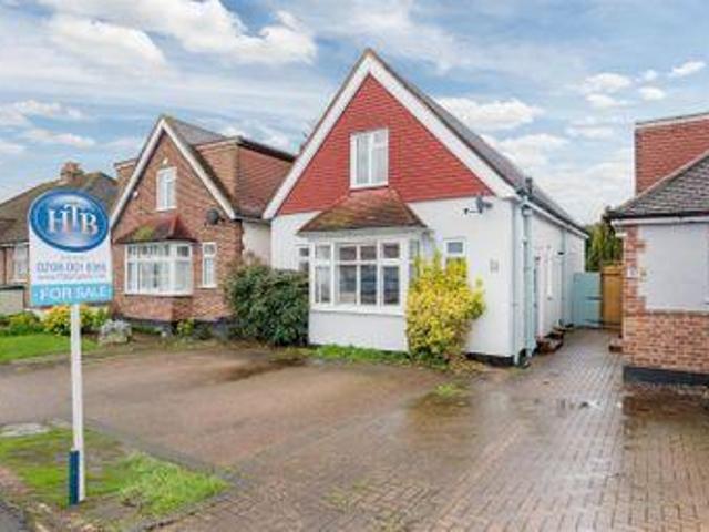 3 Bedrooms Detached house for sale in Rosemary Avenue, West Molesey KT8