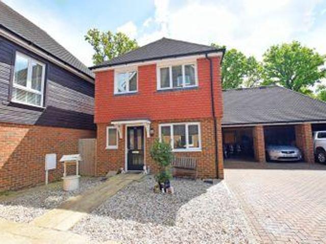 3 Bedrooms Detached house for sale in Sand Ridge, Ridgewood, Uckfield TN22