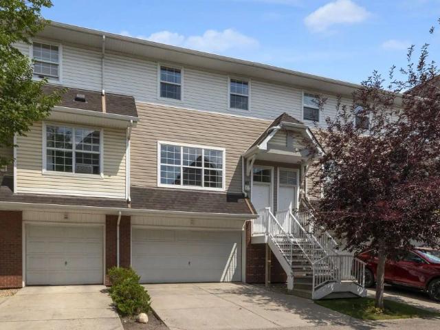 3 bedrooms, double attached garage, walking distance to LRT — 3 Bedrooms Townhouse