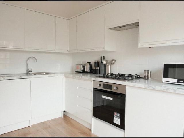 3 bedrooms flat 5' walk to baker street station