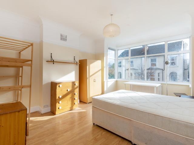 3 Bedrooms Flat for Rent in Cavendish Road | Foxtons