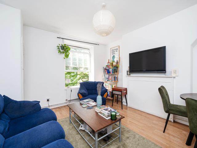 3 Bedrooms Flat for Rent in Chicksand Street | Foxtons