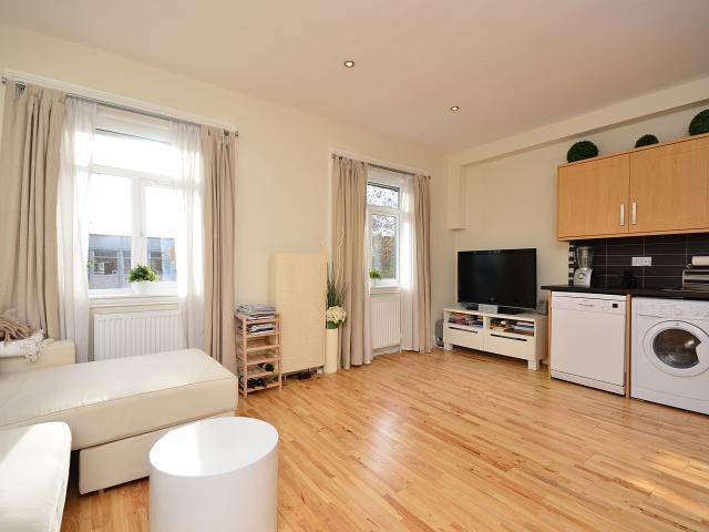 3 Bedrooms Flat for Rent in Chiswick High Road | Foxtons