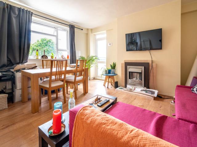 3 Bedrooms Flat for Rent in Cumberland House | Foxtons