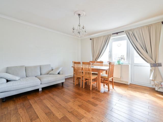3 Bedrooms Flat for Rent in Arnold Estate | Foxtons