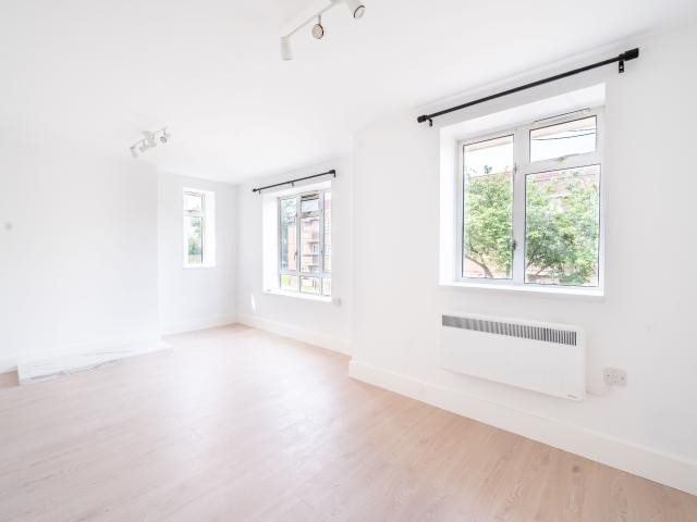 3 Bedrooms Flat for Rent in Aubyn Square | Foxtons