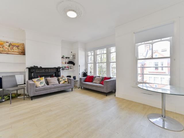 3 Bedrooms Flat for Rent in Barnard Road | Foxtons