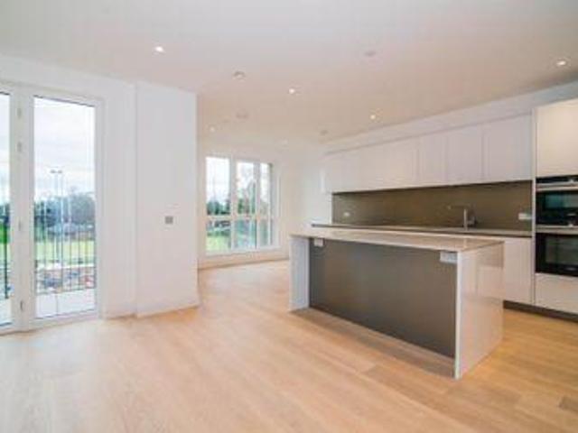 3 Bedrooms Flat for rent in Broom Road, Teddington TW11