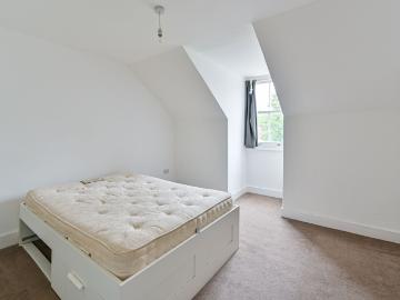 3 Bedrooms Flat for Rent in Gleneagle Road | Foxtons