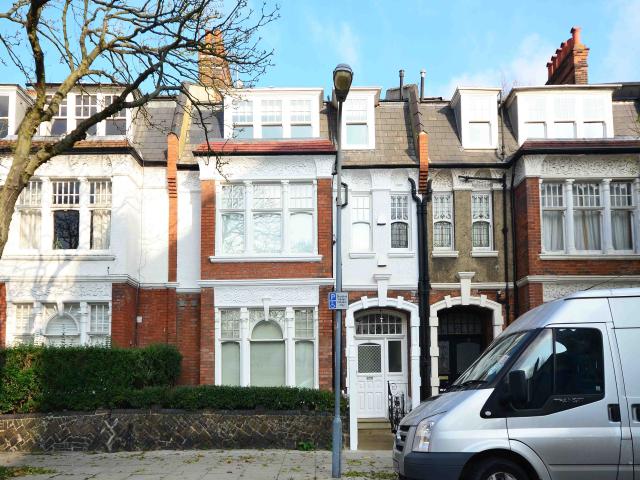 3 Bedrooms Flat for Rent in Glenilla Road | Foxtons