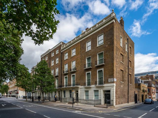 3 Bedrooms Flat for Rent in Gloucester Place | Foxtons
