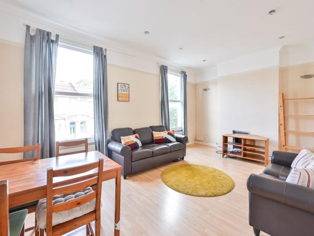 3 Bedrooms Flat for Rent in Drakefell Road | Foxtons