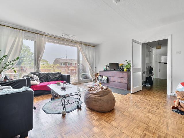 3 Bedrooms Flat for Rent in Droitwich Close | Foxtons