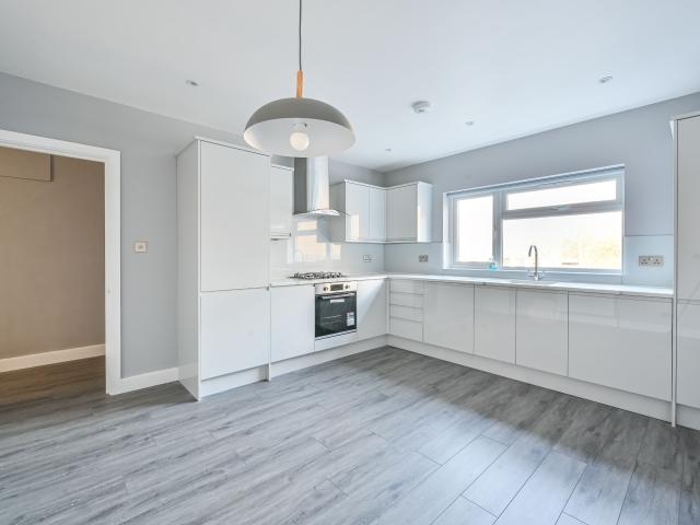3 Bedrooms Flat for Rent in EAST BARNET ROAD | Foxtons