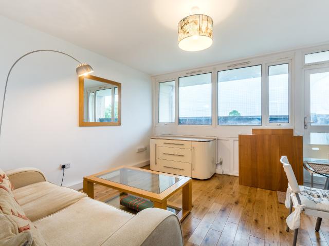 3 Bedrooms Flat for Rent in Frensham Court | Foxtons