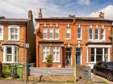 3 Bedrooms Flat for Rent in Friern Road | Foxtons