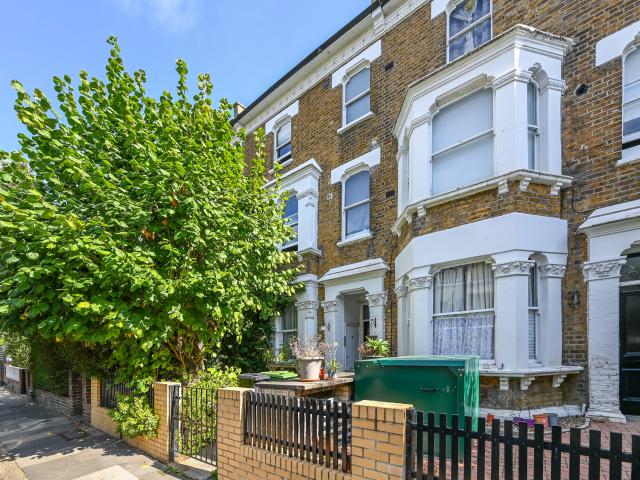 3 Bedrooms Flat for Rent in Frithville Gardens, London, W12 | Foxtons