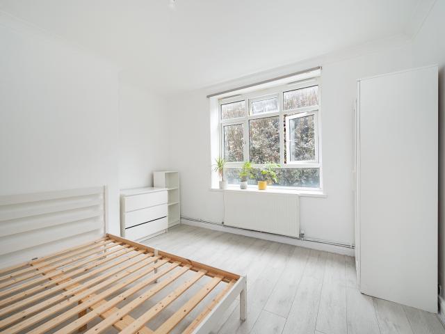 3 Bedrooms Flat for Rent in Homerton Road, E9 | Foxtons
