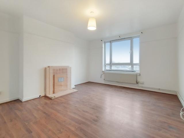 3 Bedrooms Flat for Rent in High Path | Foxtons