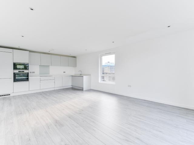 3 Bedrooms Flat for Rent in High Street | Foxtons