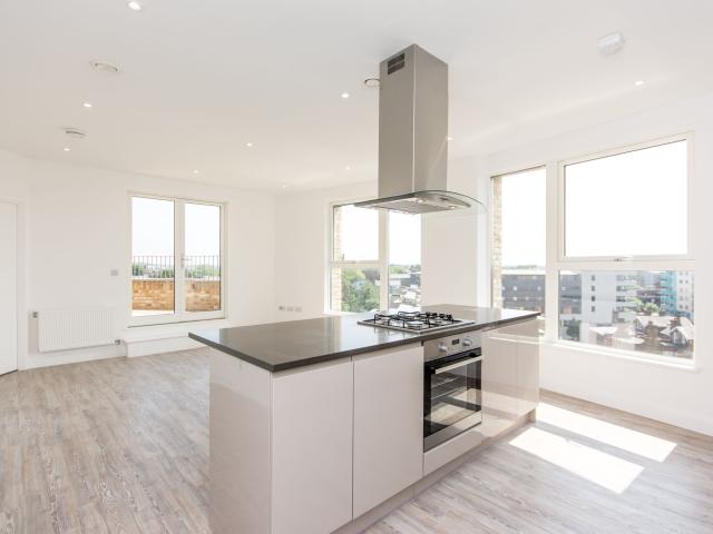 3 Bedrooms Flat for Rent in Hilltop Avenue | Foxtons