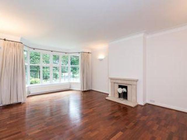 3 Bedrooms Flat for rent in Imber Close, Esher KT10