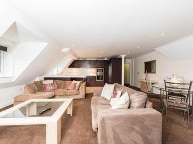3 Bedrooms Flat for rent in Lakewood, Portsmouth Road, Esher, Surrey KT10