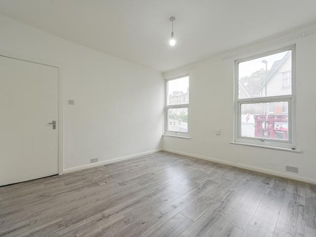 3 Bedrooms Flat for Rent in Lewisham Road | Foxtons