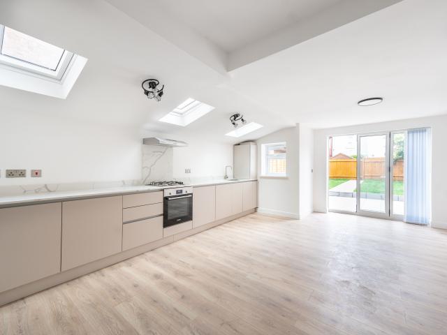 3 Bedrooms Flat for Rent in Leopold road | Foxtons