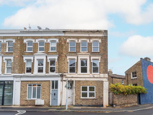 3 Bedrooms Flat for Rent in Lyndhurst Grove | Foxtons