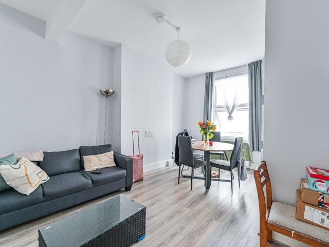 3 Bedrooms Flat for Rent in Morrish Road | Foxtons