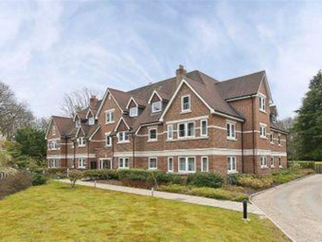 3 Bedrooms Flat for rent in Portsmouth Road, Esher KT10