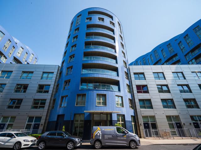 3 Bedrooms Flat for Rent in Queensland Road | Foxtons