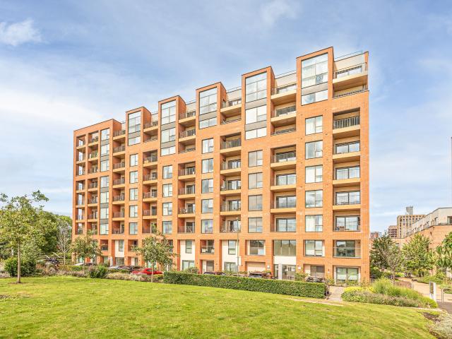 3 Bedrooms Flat for Rent in Thonrey Close | Foxtons