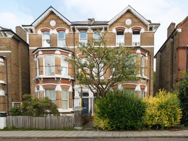 3 Bedrooms Flat for Rent in Tierney Road | Foxtons