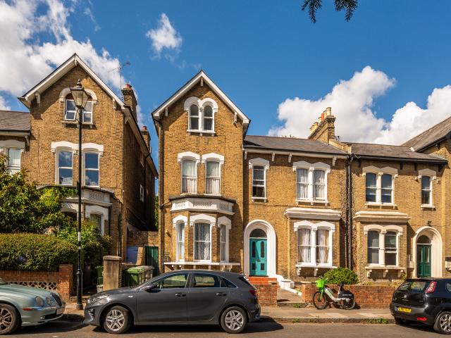 3 Bedrooms Flat for Rent in Tyrwhitt Road | Foxtons