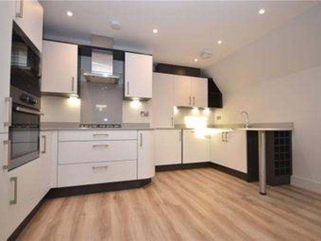 3 Bedrooms Flat for sale in 3 9 High Street, Crowthorne, Berkshire RG45